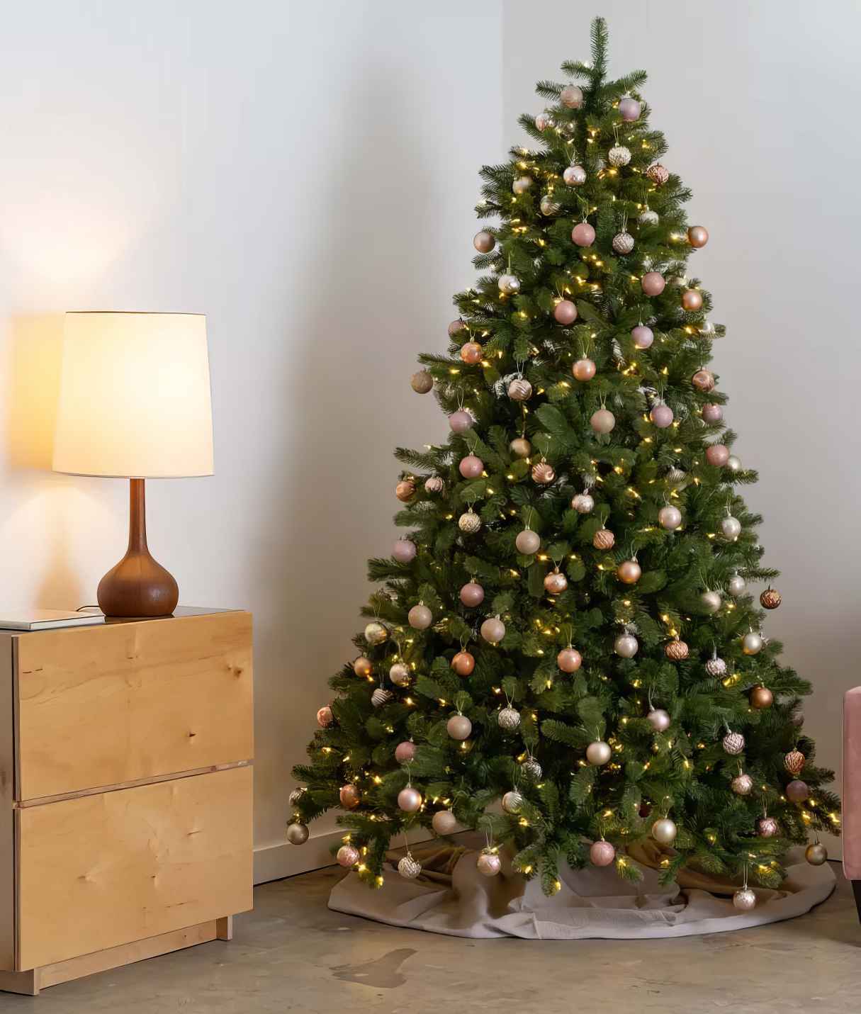You can Decorate Your Christmas Tree Like a Pro