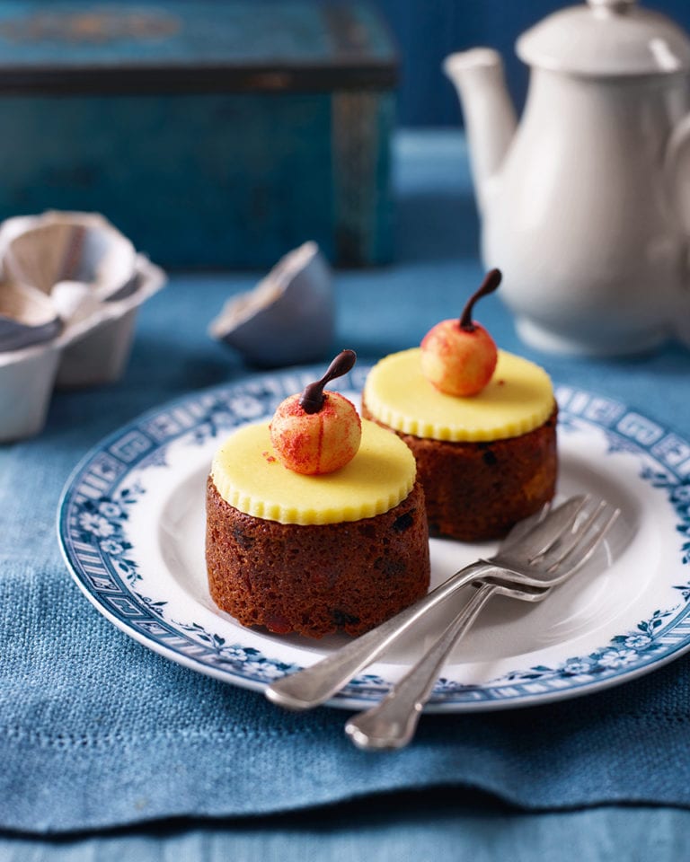 Mini-Simnel Cakes